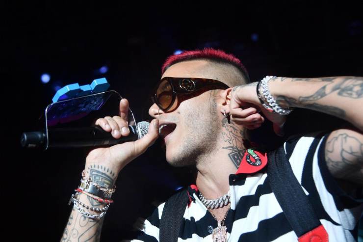 Il cantante Sfera Ebbasta durante un concerto