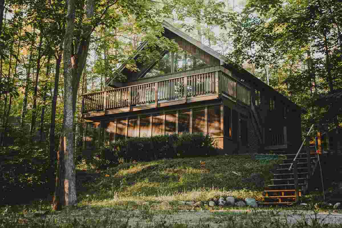 Casa in legno sostenibile in un bosco