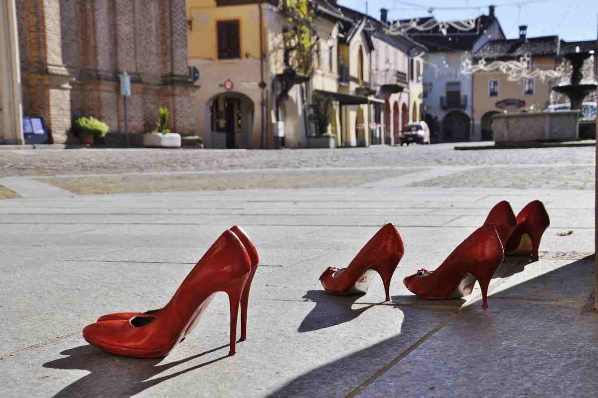 Scarpe rosse simbolo della violenza contro le donne