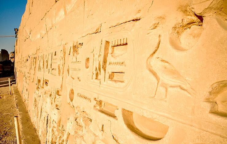 Geroglifici egizi su una parete che pare dorata