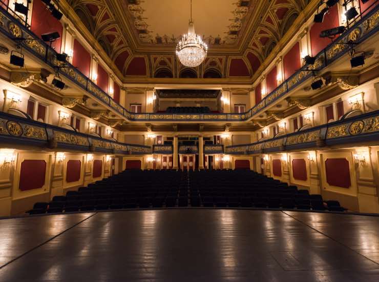 Teatro illuminato prima di uno spettacolo