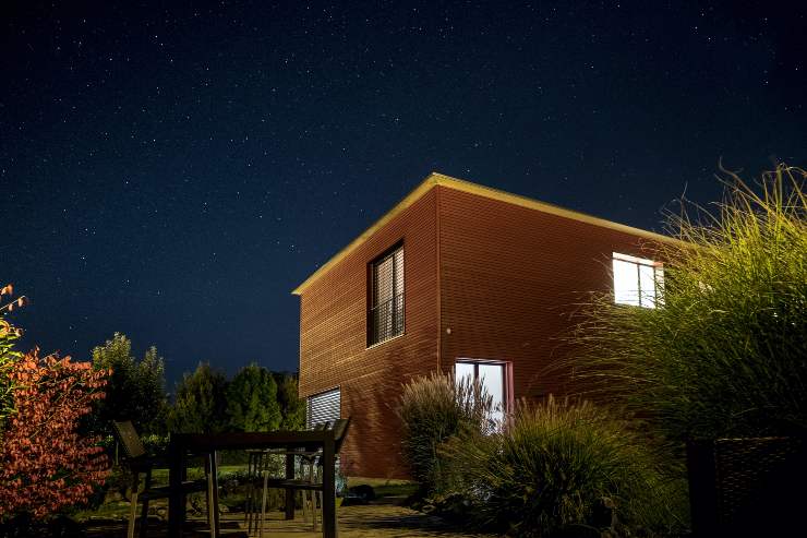 Casa in legno sostenibile di notte