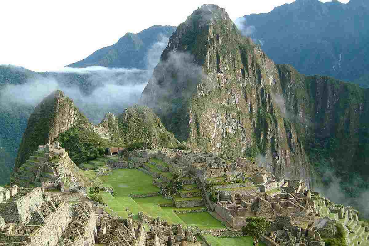 Antica città di Macchu Picchu sopra ad una montagna