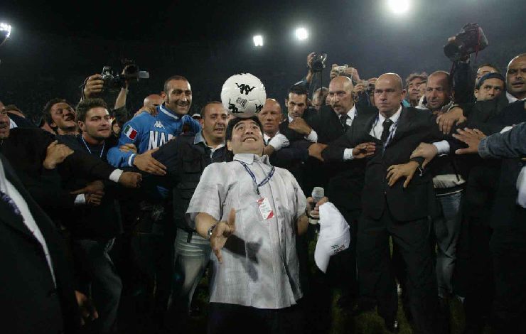 Maradona circondato da appassionati di calcio