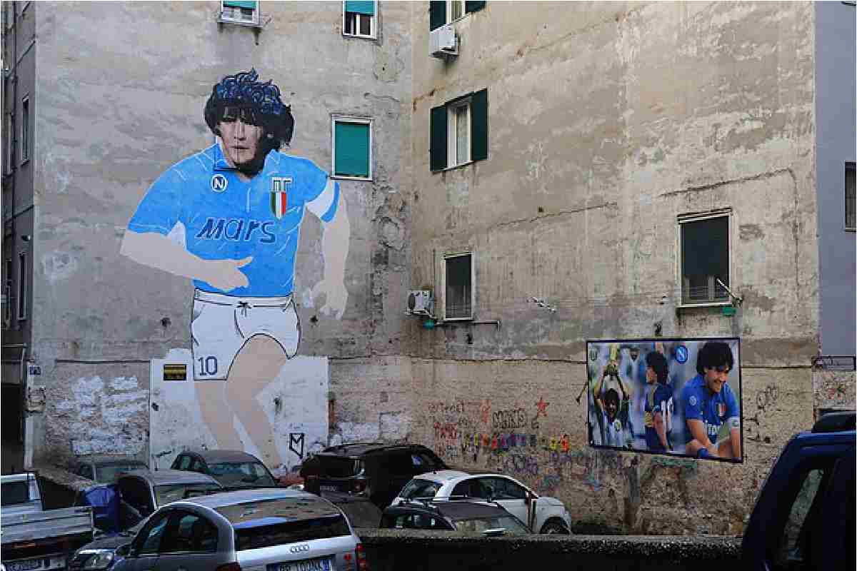 Murales di Maradona a Napoli con la divisa del Napoli