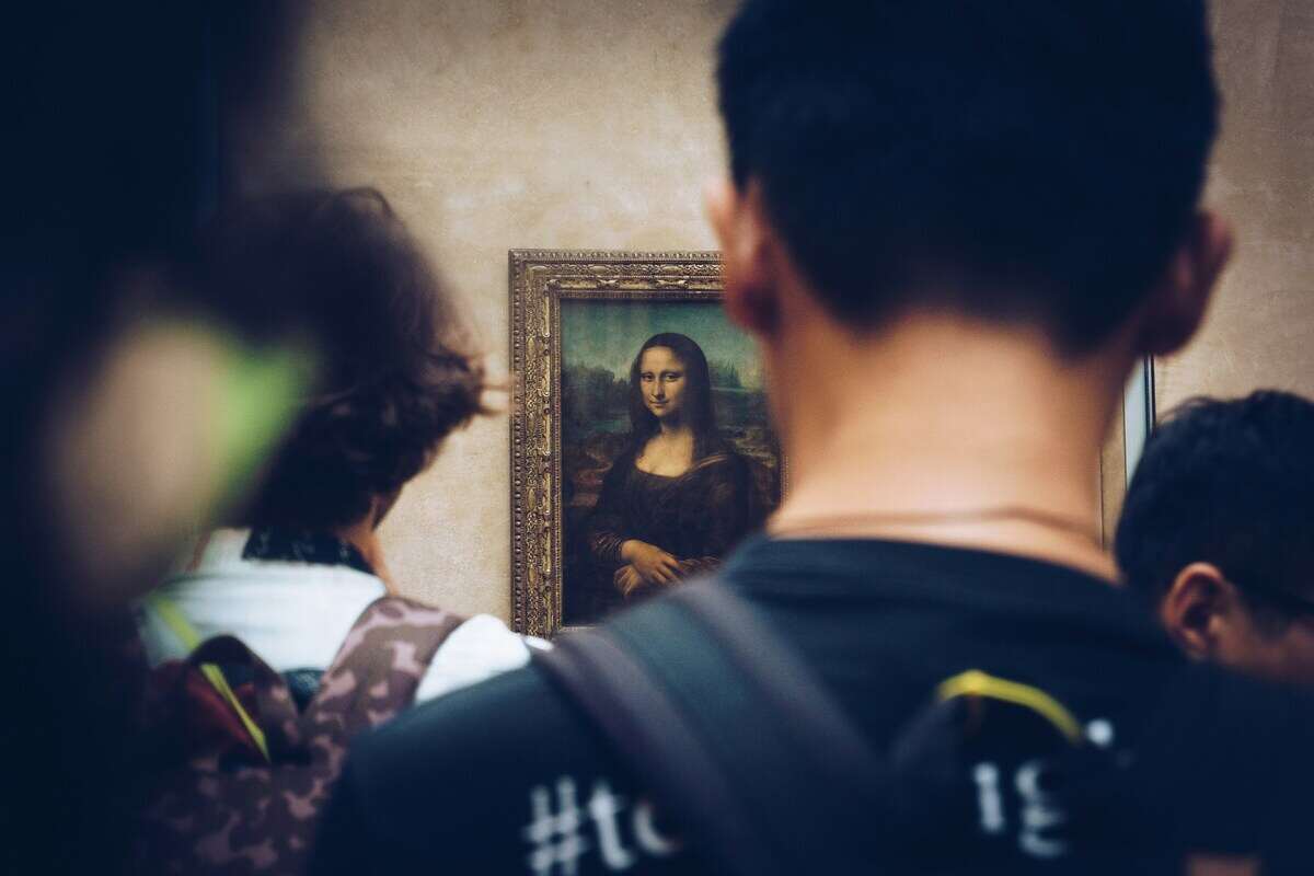 persone al Louvre guardano la Gioconda
