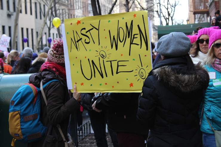 Cartello Nasty Women Unite durante una manifestazione