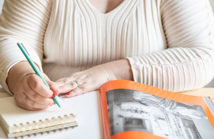 donna con libro di fotografia