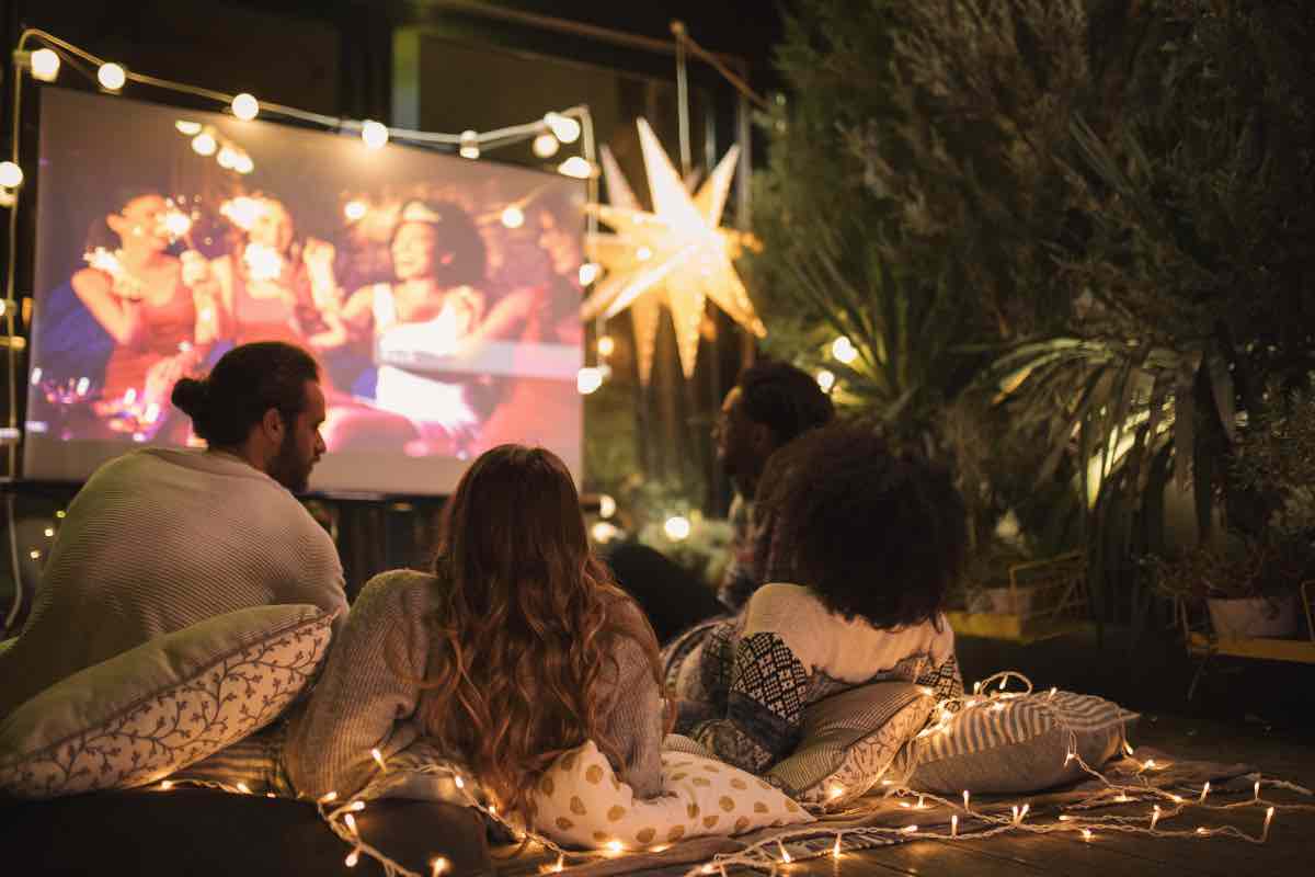 Un gruppo di amici guarda un film di natale