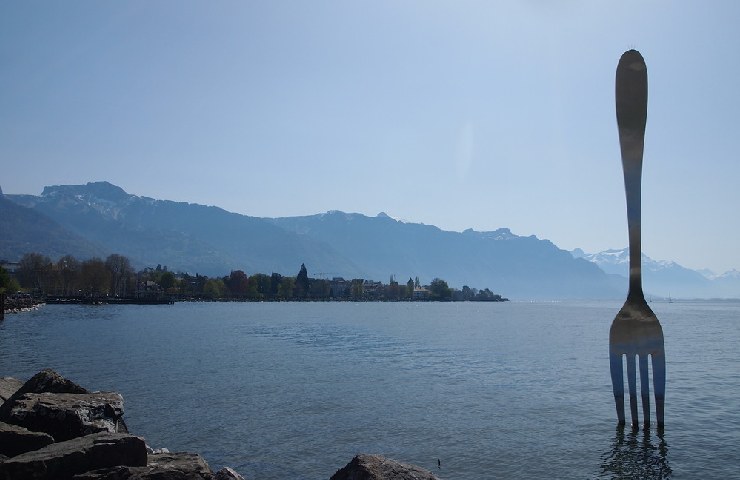 Forchetta gigante sul lago Lemano, in Svizzera