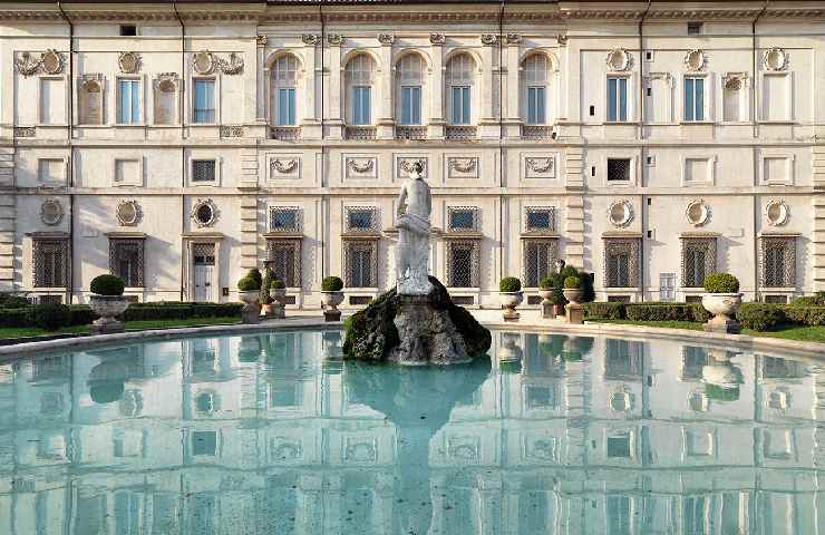 Facciata di un museo con fontana