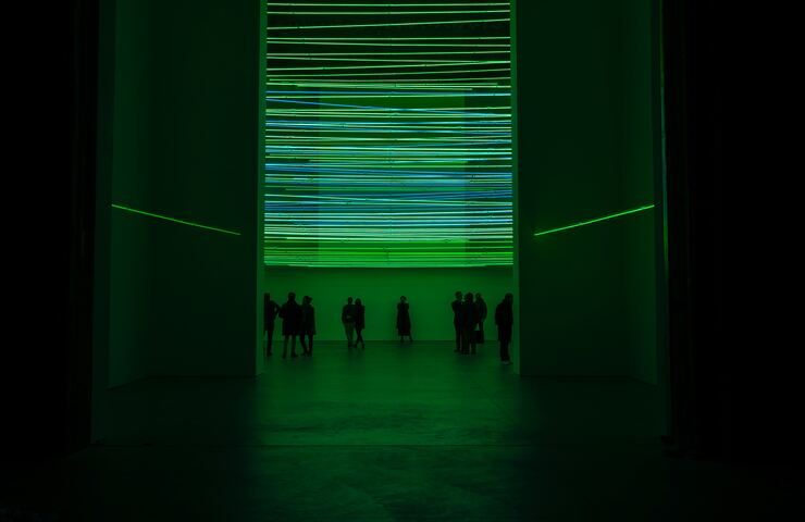 mostra immersiva con luci al neon verdi