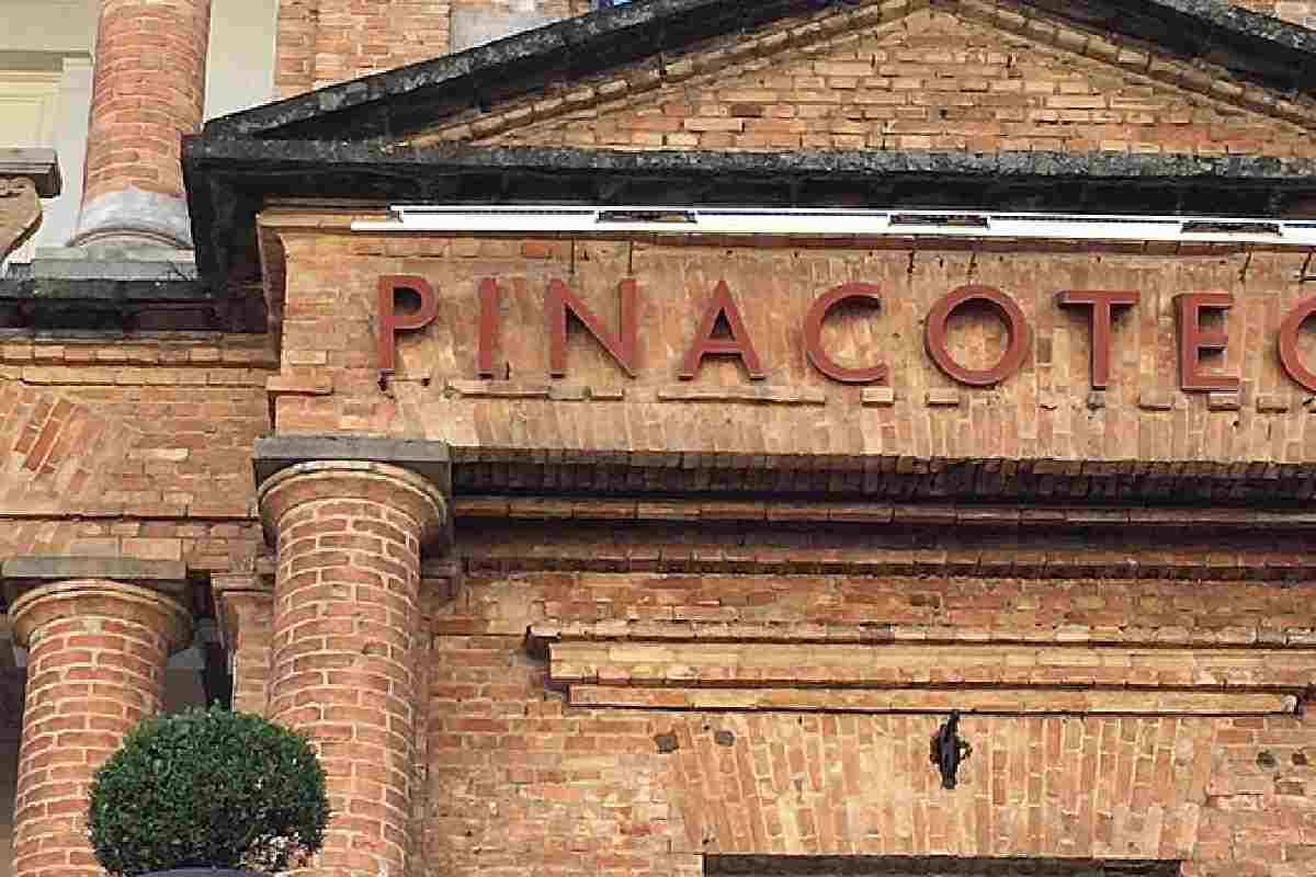 Facciata in mattoncini di una Pinacoteca