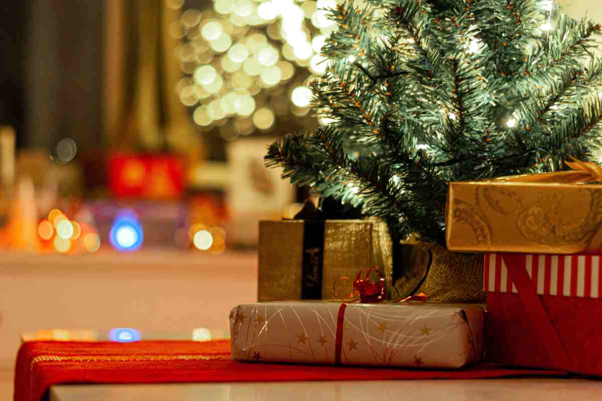 L'usanza di mettere i pacchi di Natale sotto l'albero