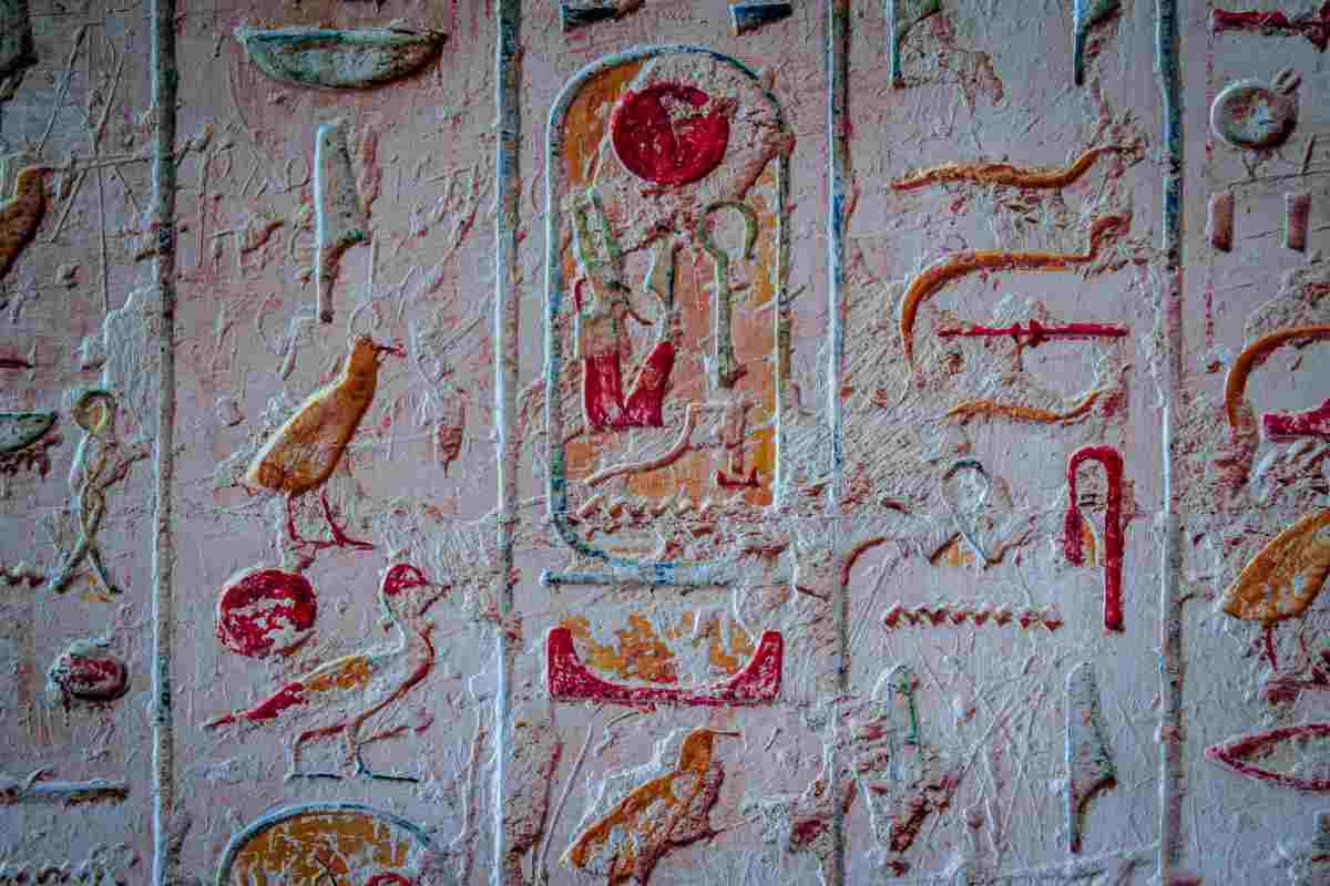 Geroglifici egizi rossi e celesti lucenti