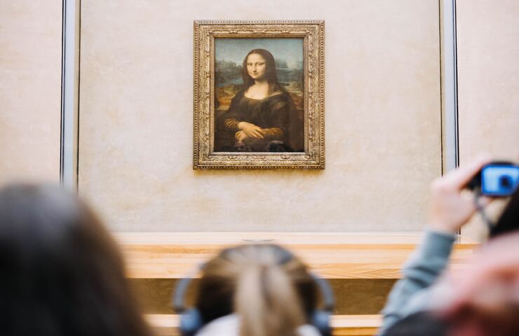 La gioconda e persone che fotografano